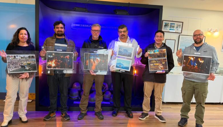 Del Río entregó al Museo Malvinas las fotos históricas de las vigilias de Bariloche