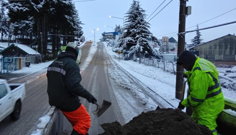 Reabrieron las calles tras la nevada, pero dos zigzags seguirán cortados hasta el lunes