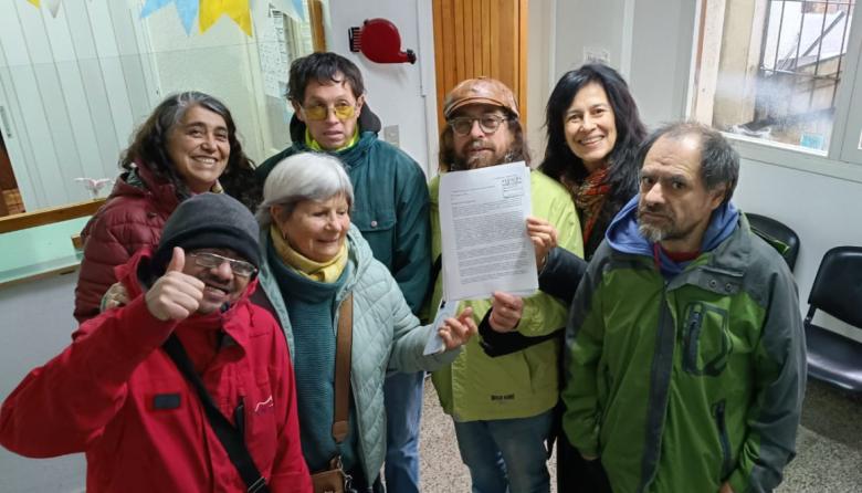 Vecinos y organizaciones de discapacidad denunciaron al restaurante La Esquina por obstruir la vereda