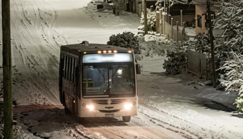 Un colectivo de la línea 84 se deslizó marcha atrás por una avenida nevada en Bariloche
