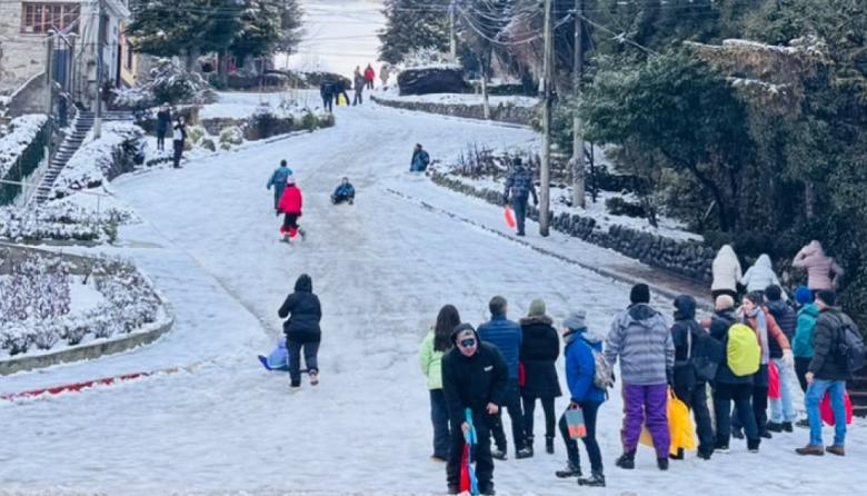 Esquí y culipatín en plena ciudad: los chicos aprovecharon la nieve como hace años no se veía
