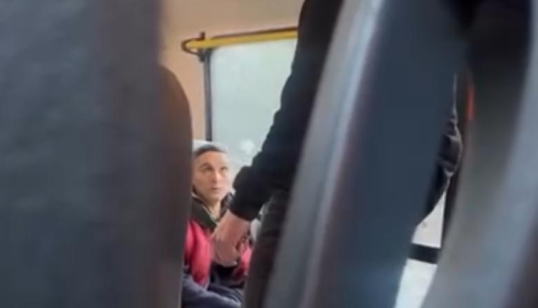 "Cabrón de mierda, te bajás calladito": un chofer de la línea 51 se descontroló con un pasajero