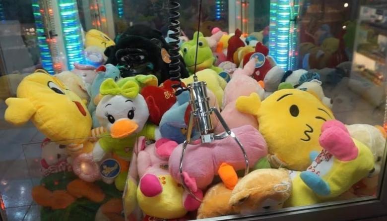 A las piñas con la máquina de peluches: quedó imputado tras destrozarla a golpes