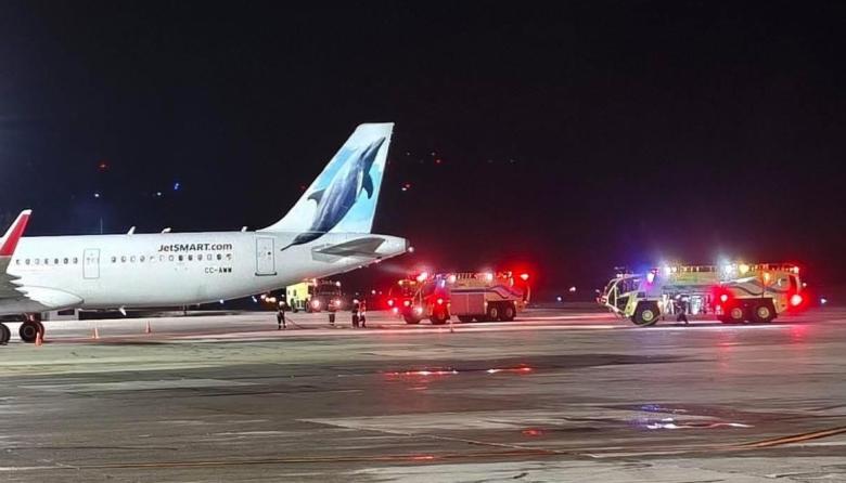 Susto en pleno vuelo: aterrizaje de emergencia de JetSMART en Bariloche por posible humo en bodega