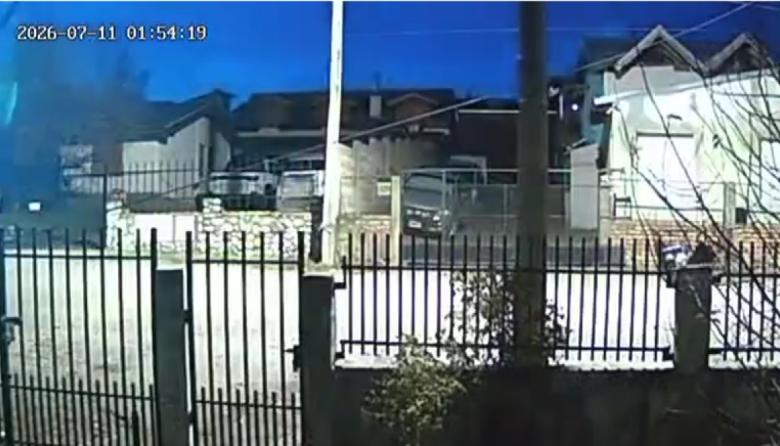 Una luz verde iluminó el cielo de Bariloche y quedó registrada en cámaras de seguridad