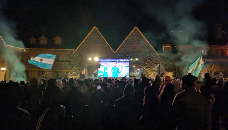 Bariloche se prepara para vivir otra noche de Mundial: Argentina se juega el pase a semifinales ante Suiza