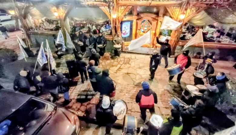 UTHGRA denunció maltrato laboral y protestó frente a un restaurante céntrico
