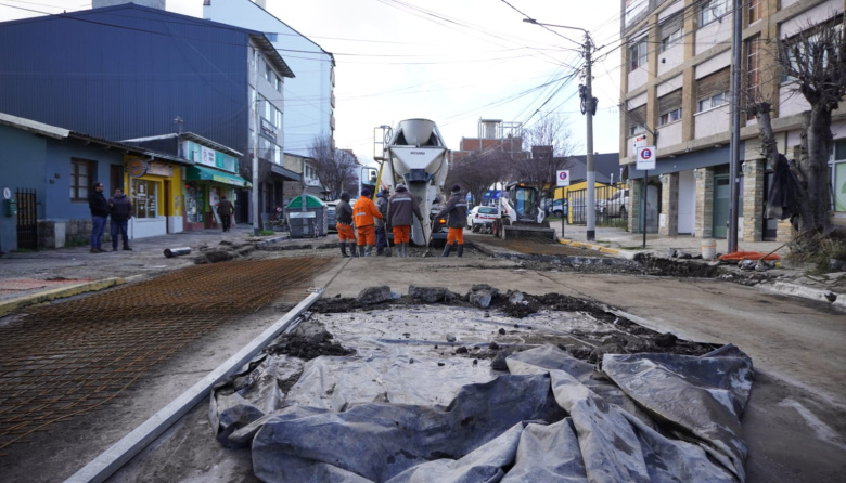 La municipalidad tapó el hundimiento del pavimento en O'Connor y ahora hay que dejarlo secar casi un mes