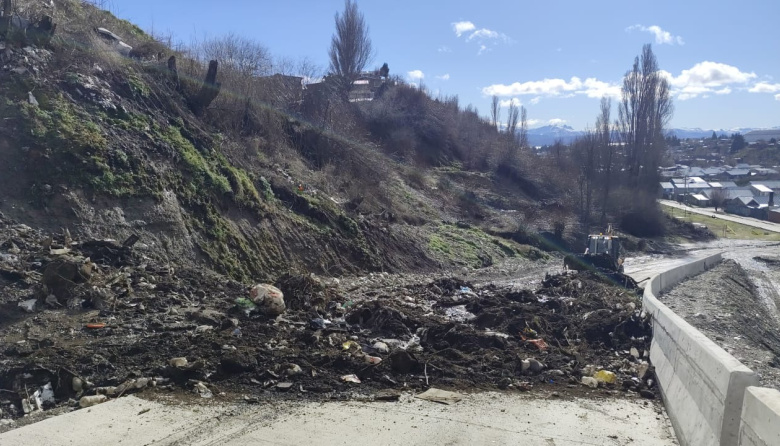 Desprendimiento en la barda del Ñireco: el Municipio descarta riesgo para las viviendas