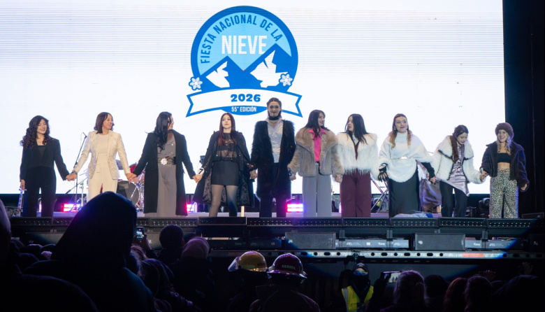 El Centro Cívico se llenó de emoción con el primer desfile de las candidatas a Reina Nacional de la Nieve