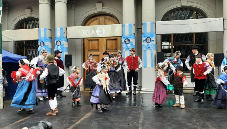 Colectividades y folclore: la calle Mitre vivió una noche a puro baile en la Fiesta de la Nieve