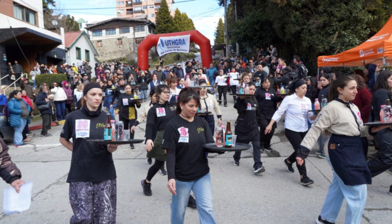 Con bandejas en alto, la Carrera de Mozos y Camareras volvió a ser una de las postales de la Fiesta de la Nieve