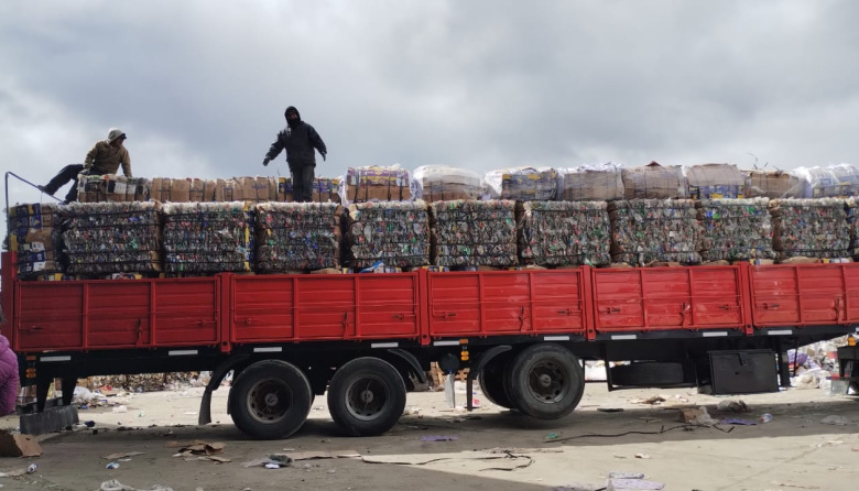 "Nos pueden correr en cualquier momento": el desamparo de los recicladores en medio de la disputa política por el vertedero