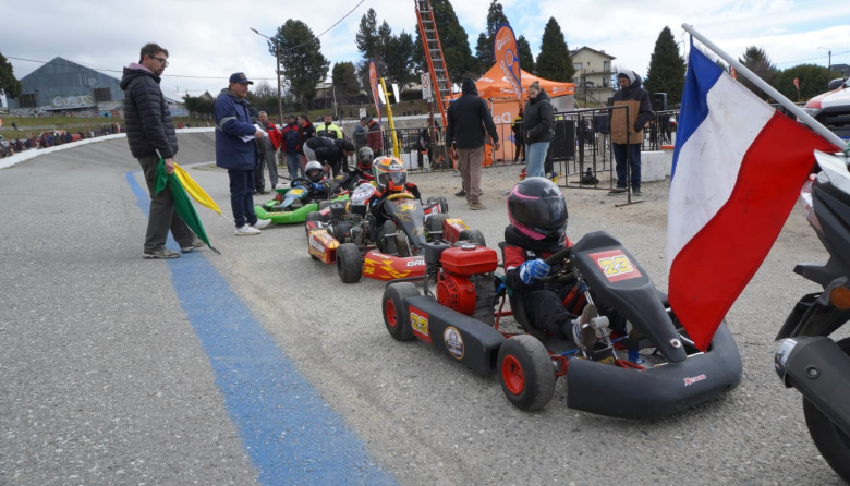 Karting en el Velódromo: pilotos locales exigieron a fondo sus máquinas ante cientos de vecinos