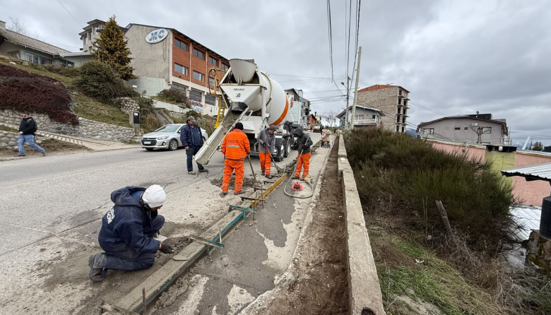 Segundo Sombra tendrá vereda nueva: ya se ejecutan los primeros 30 metros de cordón cuneta
