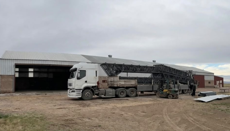 Llegan los primeros 24.800 kilos de columnas para la estructura del Gimnasio Municipal N°6