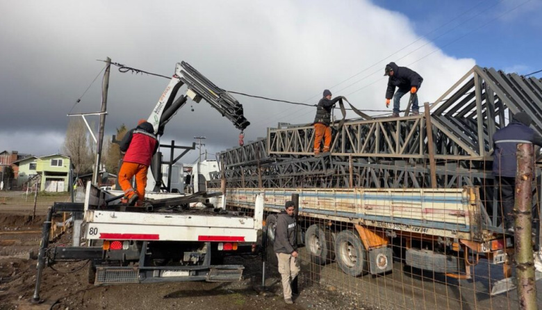 Llegaron las primeras 24,8 toneladas de estructura metálica para el Gimnasio N°6 de Arrayanes
