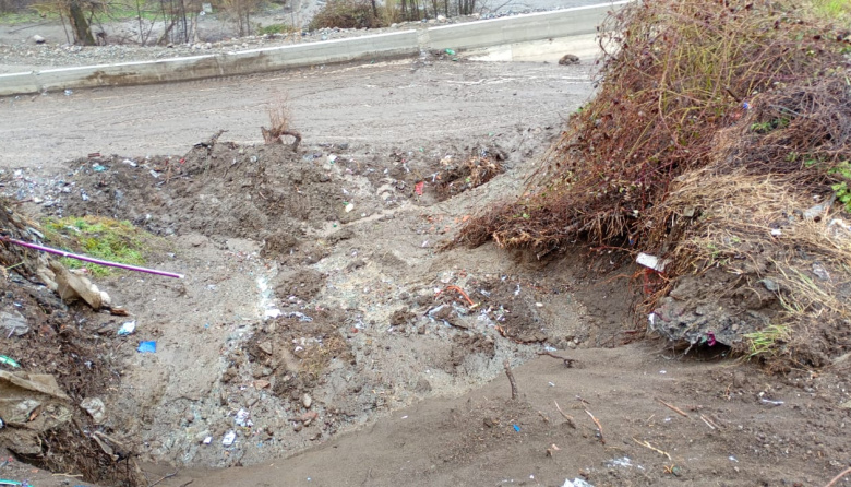 Un nuevo derrumbe en la Barda del Ñireco: tierra, rocas y barro cayeron sobre el camino en obra