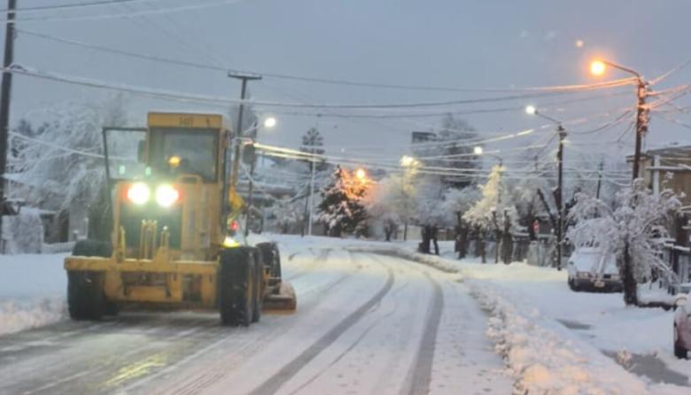 Nieva sin tregua en Bariloche: cadenas obligatorias para subir al Catedral y tránsito con precaución