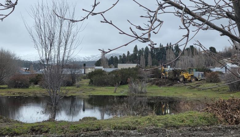 Vecinos reclaman a la Municipalidad la destrucción de un mallín con topadoras