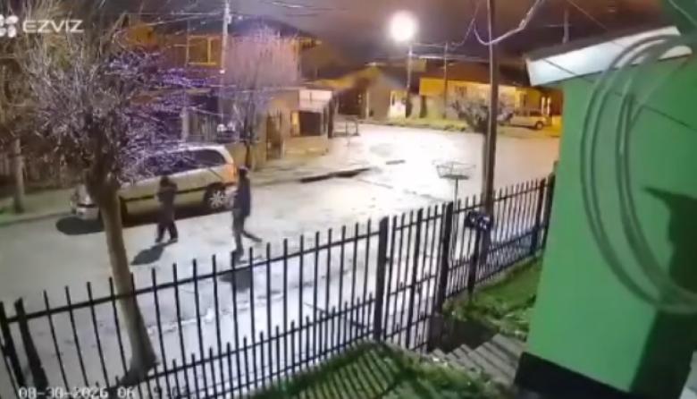 Otra vez la inseguridad: vecinos filman a un grupo abriendo autos en 400 Viviendas y Quimey Hue