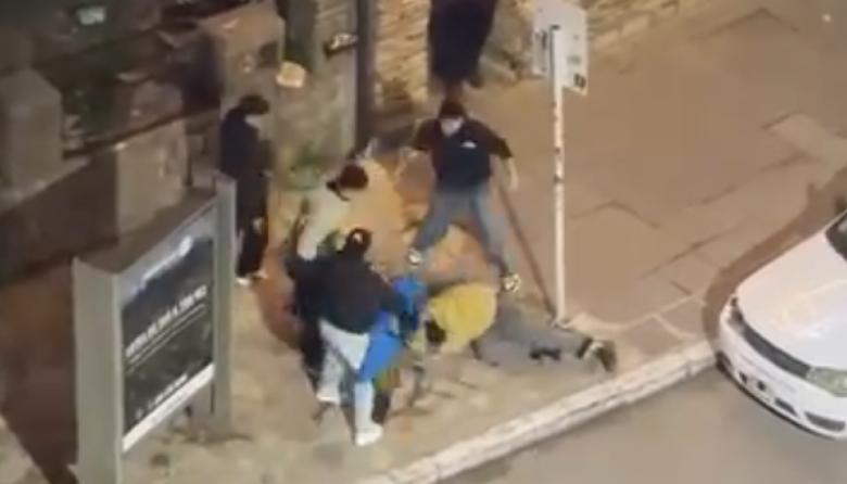 Video: brutal golpiza a un joven en plena calle San Martín