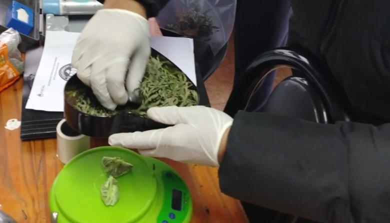 Buscaban pruebas del ataque a cuchillazos y terminaron secuestrando droga