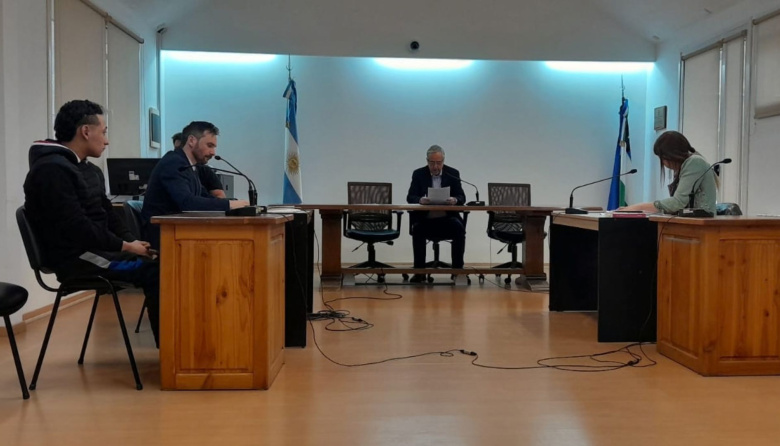 Cayó con un auto robado, cuchillos y herramientas: 4 meses de cárcel para un hombre con antecedentes