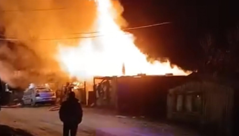 (Video) Una vivienda ardió por completo en Vilcapugio y Goedecke: hay una mujer hospitalizada