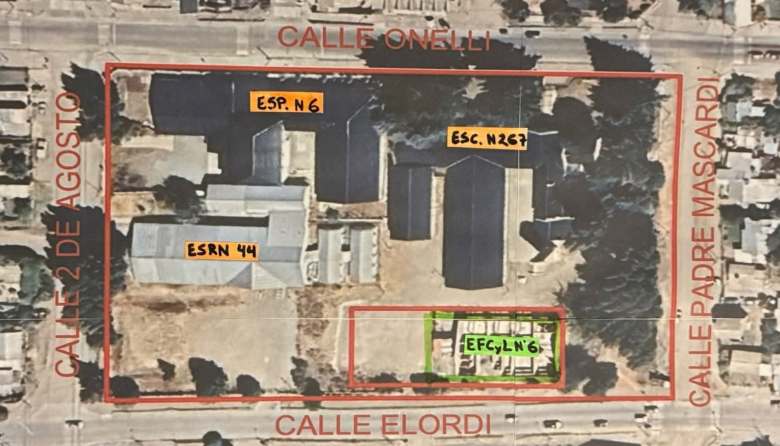 Sin rampas, sin patio y sin espacio: así es el edificio al que quieren mudar a la Escuela Laboral N° 6