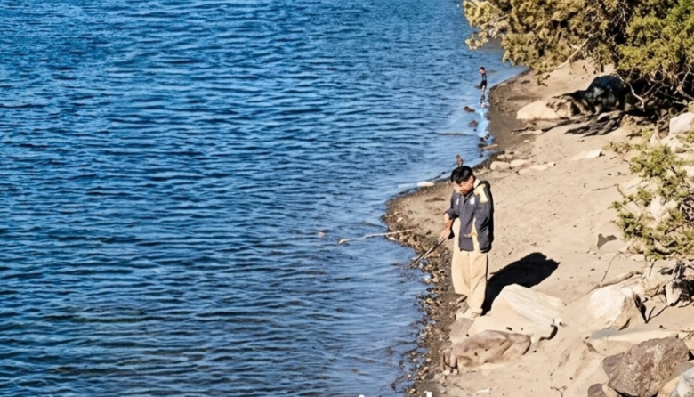 Bariloche: filmó a una pareja pescando fuera de temporada, les sacó la caña y el video se volvió viral