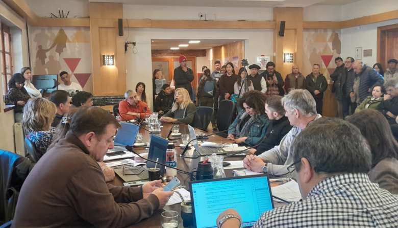Vecinos y concejales se cruzaron fuerte en el Concejo por la calle del mallín "El Abrazo"