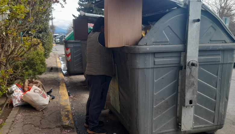 Viral por marchar, invisible por sobrevivir: la historia detrás de la vecina que revuelve la basura para comer