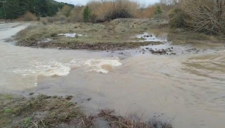 El Arroyo del Medio se desbordó y el camino a La Paloma quedó bajo el agua: solo pasan 4×4