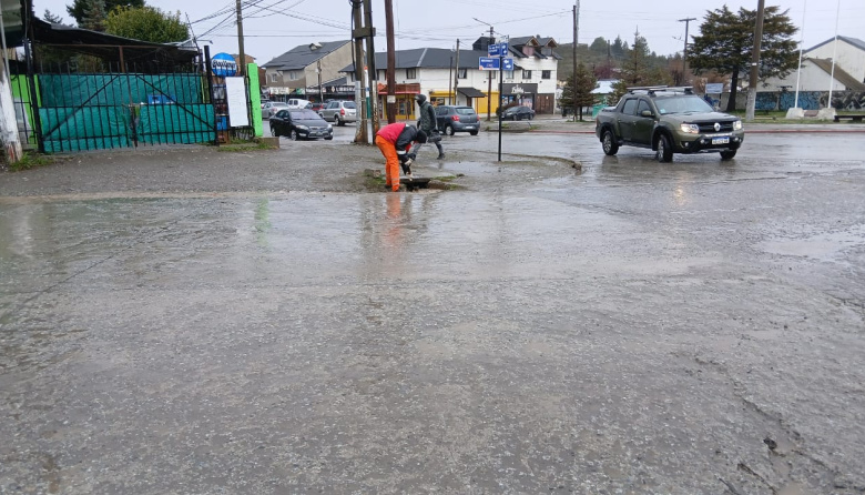 Alerta roja por lluvias en Bariloche: dos deslizamientos de tierra, calles anegadas y dos personas trasladadas