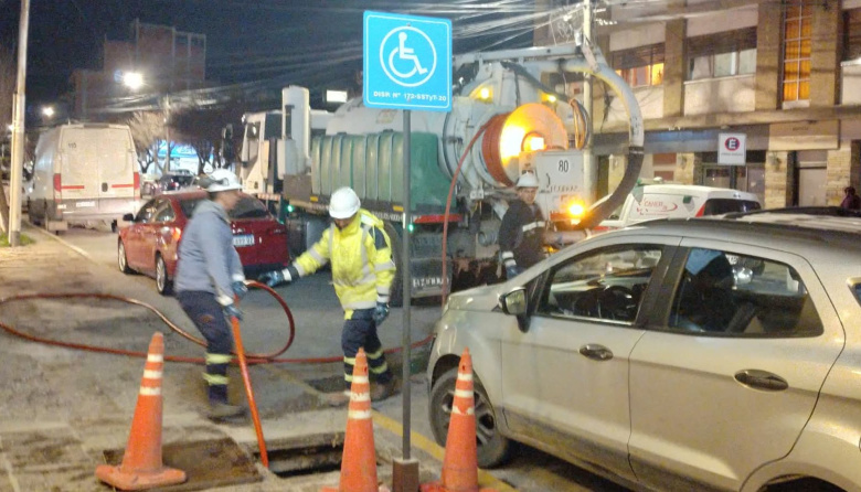 CEB en alerta: las cuadrillas de Saneamiento trabajaron día y noche para contener la red cloacal por las lluvias