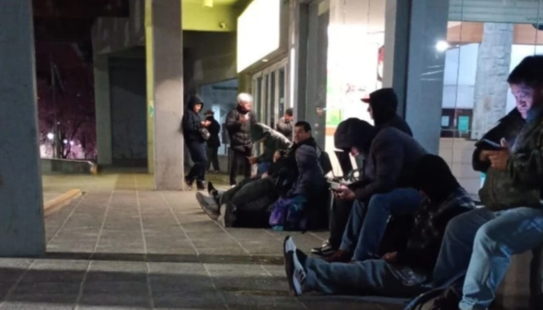 El forobardo estalló por el sistema de turnos del Hospital Zonal Bariloche: "nos tienen afuera como animales"