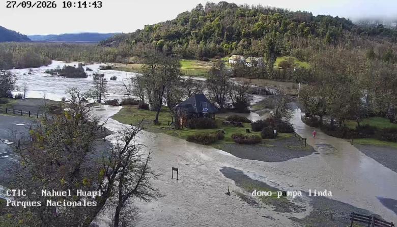 El río Manso se desbordó y dejó Pampa Linda bajo agua