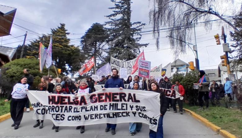 "No llegan a fin de mes": los reclamos que atravesaron la "Marcha de la Bronca" en Bariloche