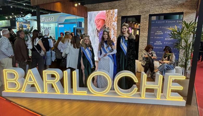 Bariloche desembarcó con toda su comitiva en la FIT y estrenó a sus nuevas reinas ante el país