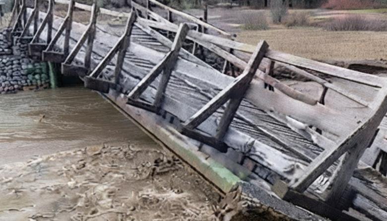Se cayó el puente de acceso a Pampa Linda por la crecida del río Manso