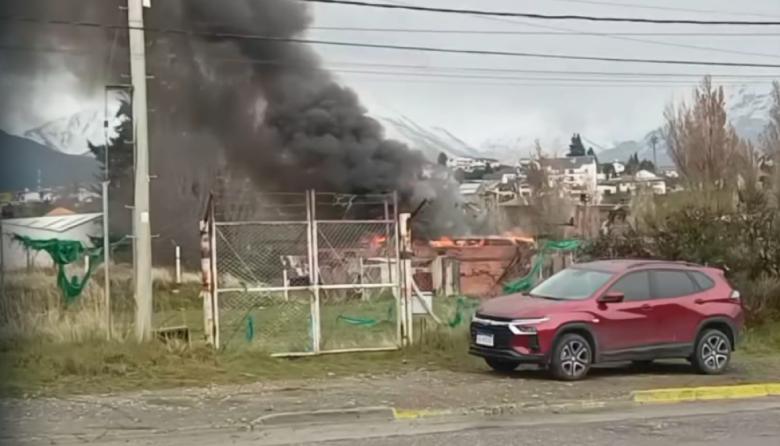 Un colectivo en desuso habría sido incendiado intencionalmente detrás de la cancha del CAB16