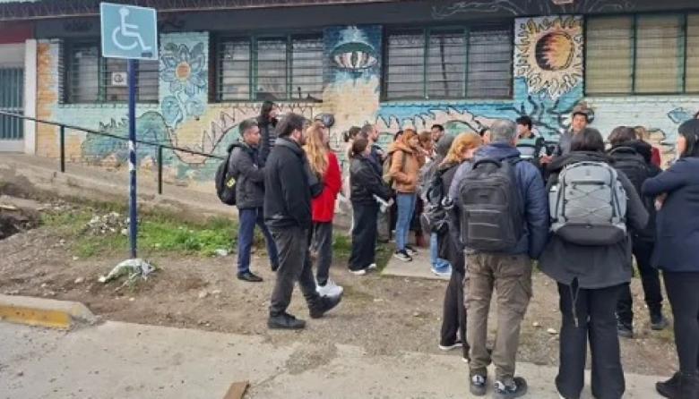 Sin agua, sin luz y sin clases: la ESRN 20 dejó a toda su comunidad en la vereda