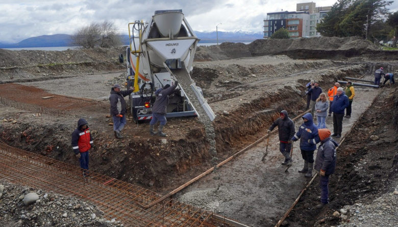 "La pileta tiene que ser un sinónimo de crecimiento": Cortés recorrió la obra del futuro natatorio de Playa Centenario