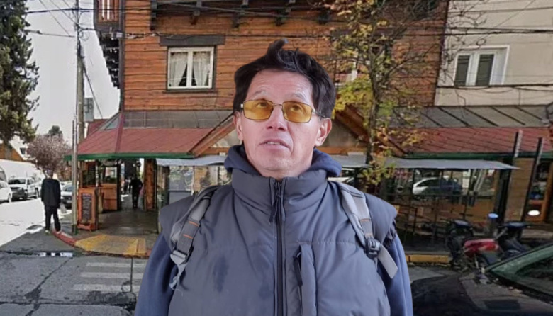 La bronca de Pablo ante una vereda que sigue tomada: "Es como si no hubiéramos hecho nada"