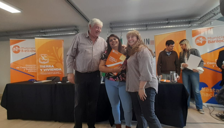 El Municipio entregó escrituras y certificados de libre deuda a familias de Bariloche