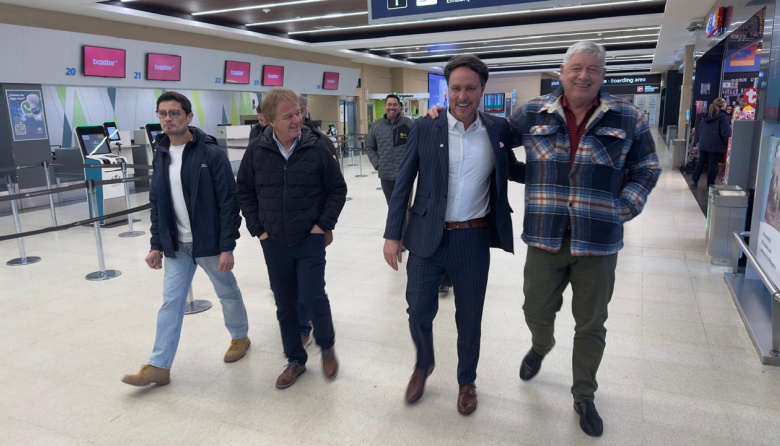 Cortés y el alcalde de Puerto Montt recorrieron el Aeropuerto de Bariloche para analizar una conexión aérea directa