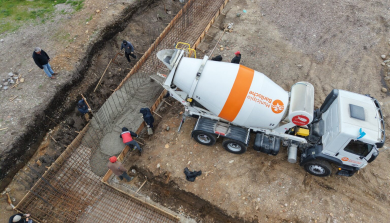 Hormigón fresco en Playa Centenario: arrancó el llenado de las bases del Natatorio Municipal