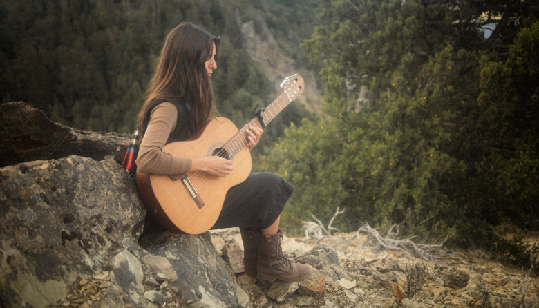 Una guitarra para sortear, trece músicos en escena y un hospital que recibe la ayuda
