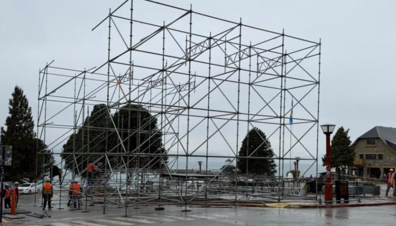 Escenario en construcción y calles cortadas: el Centro Cívico empieza a vibrar la Semana de la Juventud